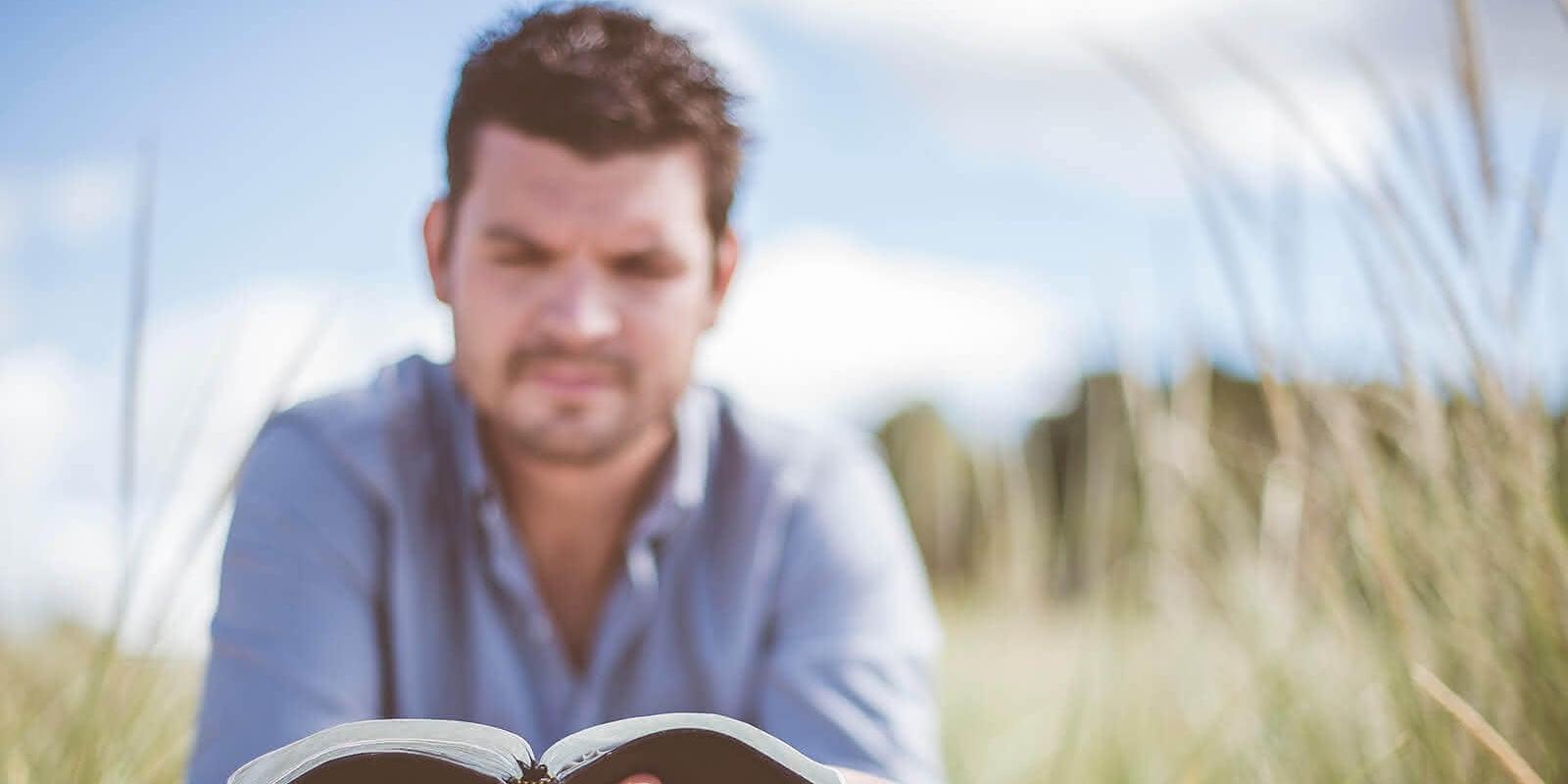 Ein Mann ließt in einem Buch