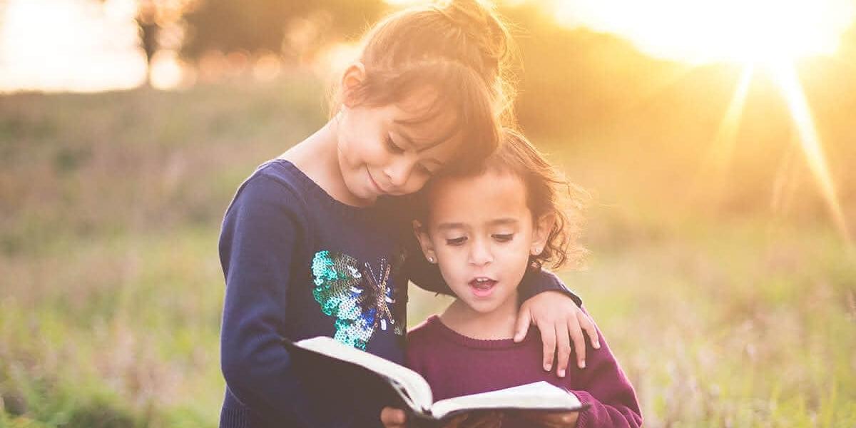 Kinder lesen in einem Buch